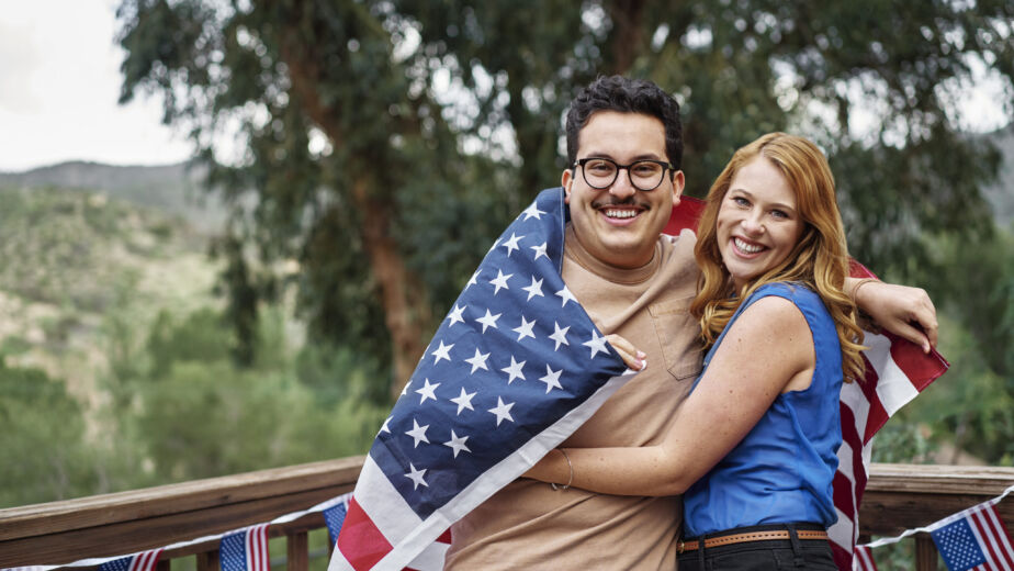 All You Need To Know About Migration Exams In Ciudad Juárez For The United States - personas sonrientes tiro medio bandera estados unidos scaled 1
