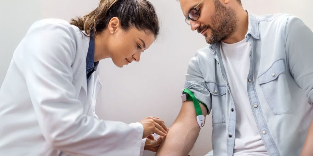 Choose an authorized clinic in Ciudad Juárez for your immigration medical exam — 40 years of experience, reliable results validated by the Consulate.